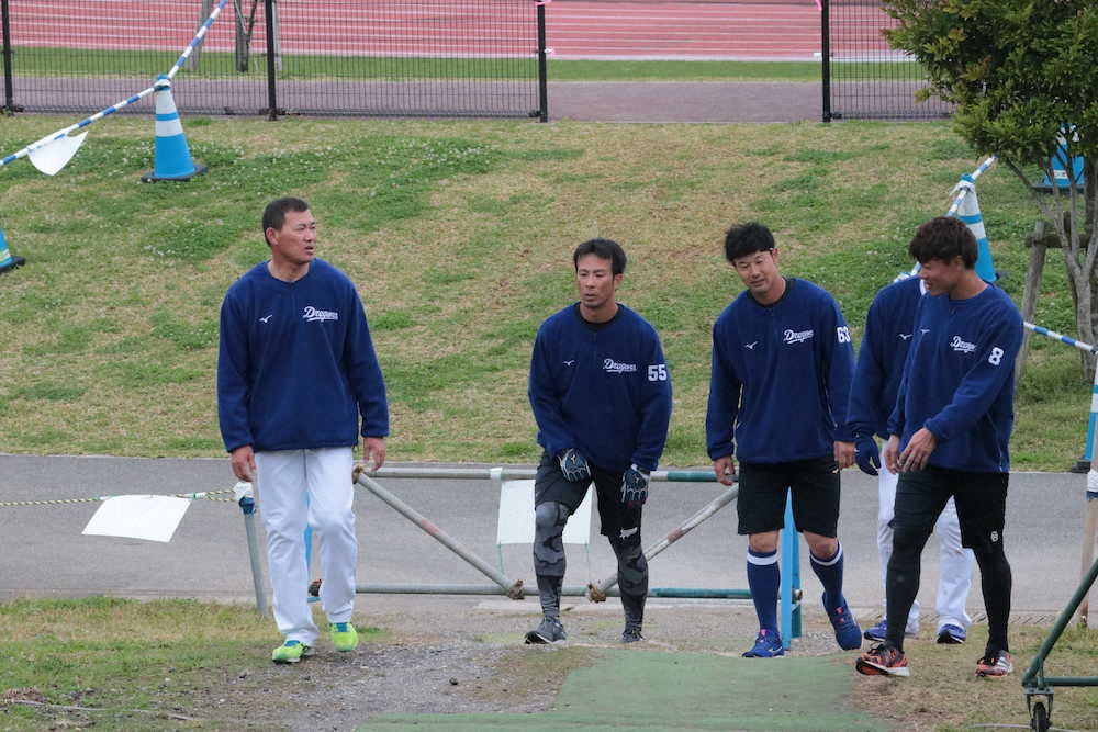 陸上競技場でのトレーニングを終え、大島（一番右）らと球場へと引き揚げる中日・福留