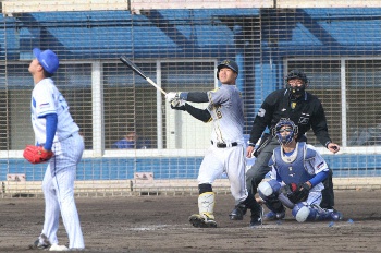 阪神Ｄ１位・佐藤輝が１４０メートル弾含む４安打３打点の大暴れ