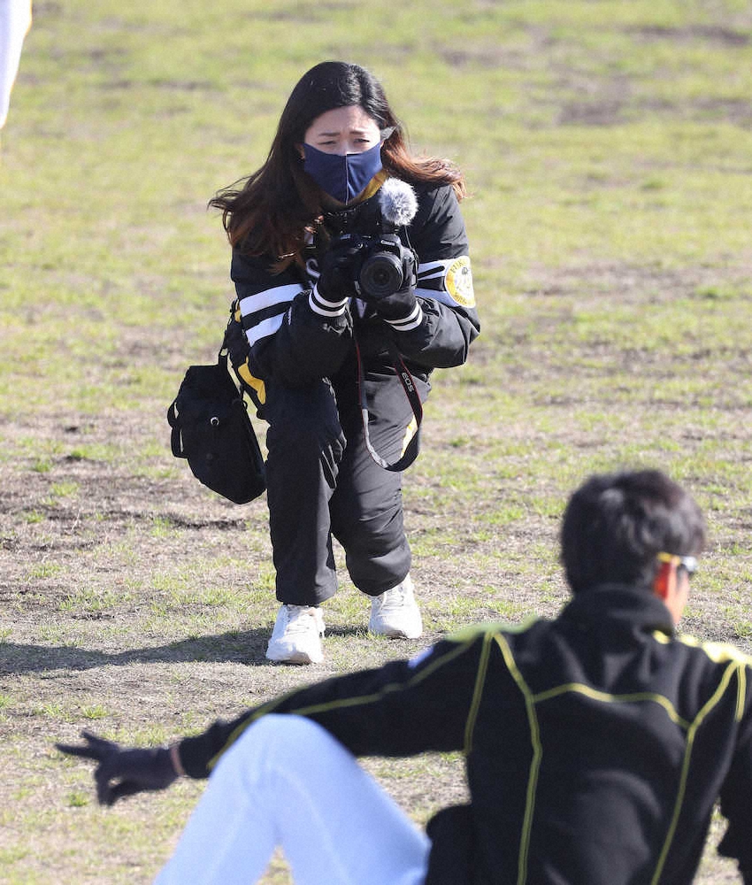 選手を撮影するホークスオフィシャルリポーターの加藤和子さん（撮影・岡田　丈靖）