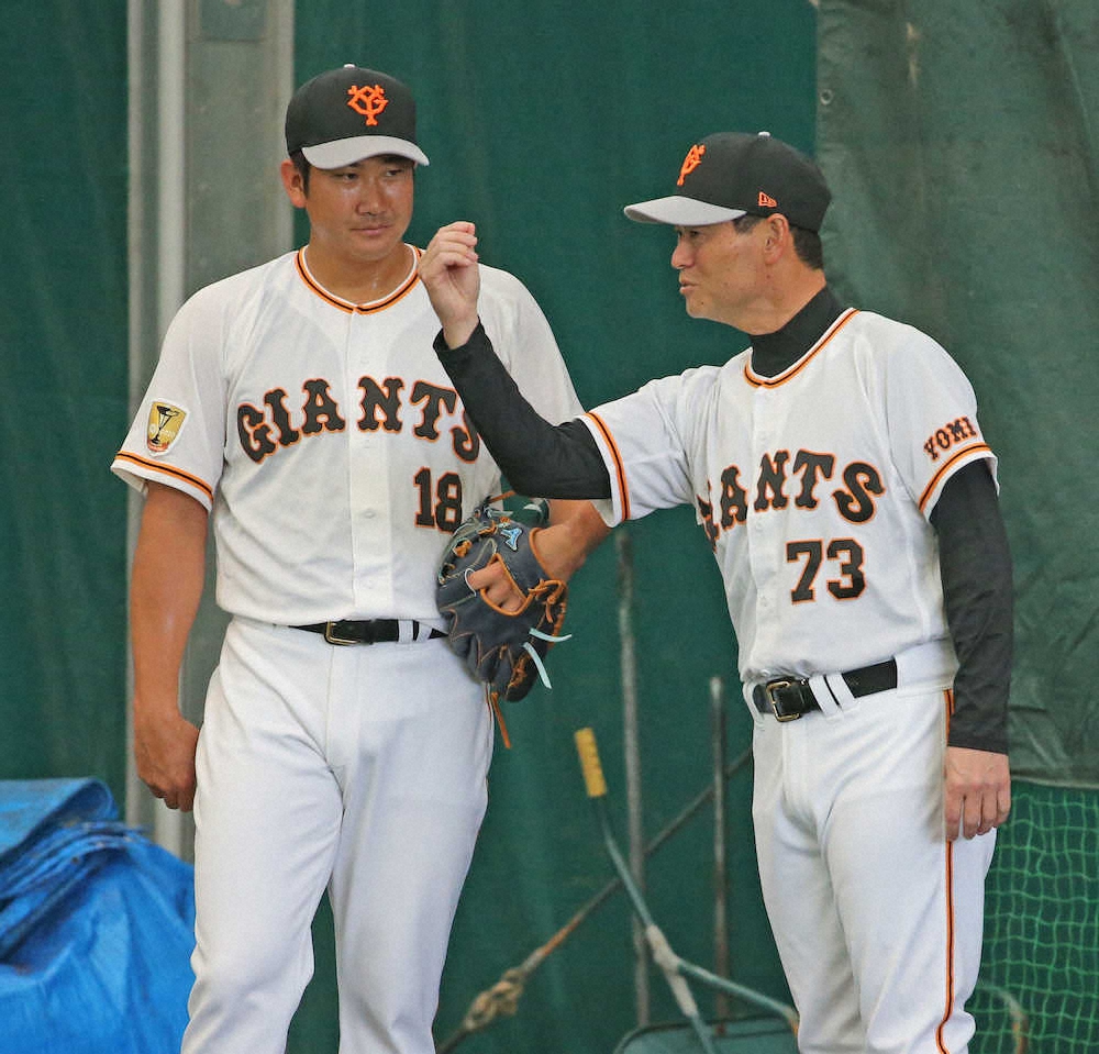 菅野（左）にカーブの投げ方を伝授する桑田投手チーフコーチ補佐（撮影・光山　貴大）