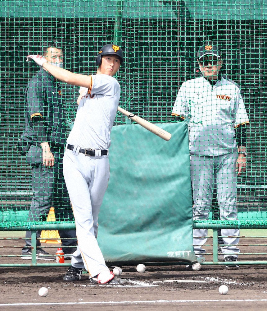 【画像・写真】巨人・原監督　居残り特打で快音のドラ5・秋広に「毎日2ミリぐらい成長しているんじゃないか」
