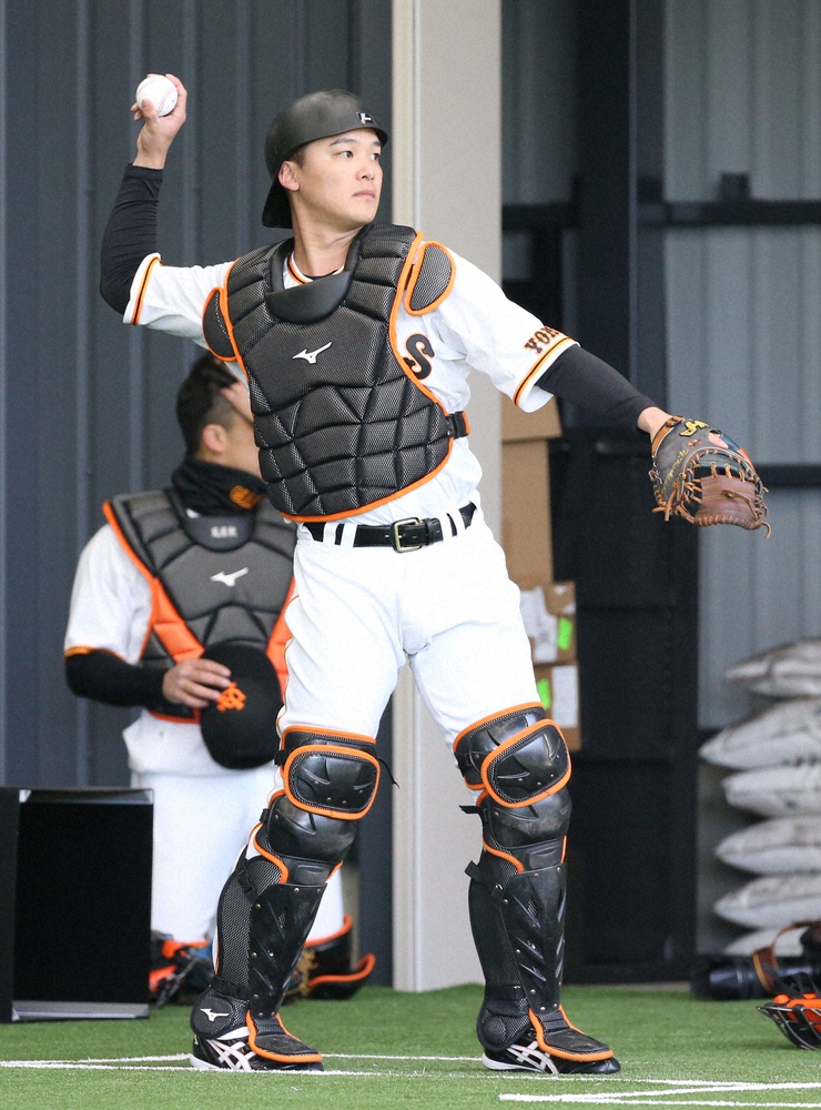 【画像・写真】巨人の外野手・石川が紅白戦でマスク　有事に備え今キャンプから練習