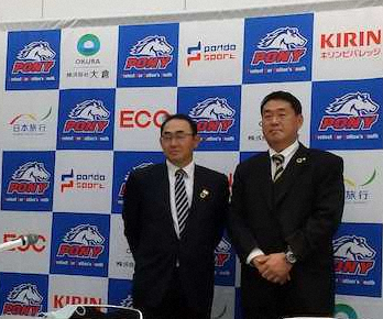 12月の記者会見に参加した古島弘三常務理事CMO（左）と広澤克実理事長