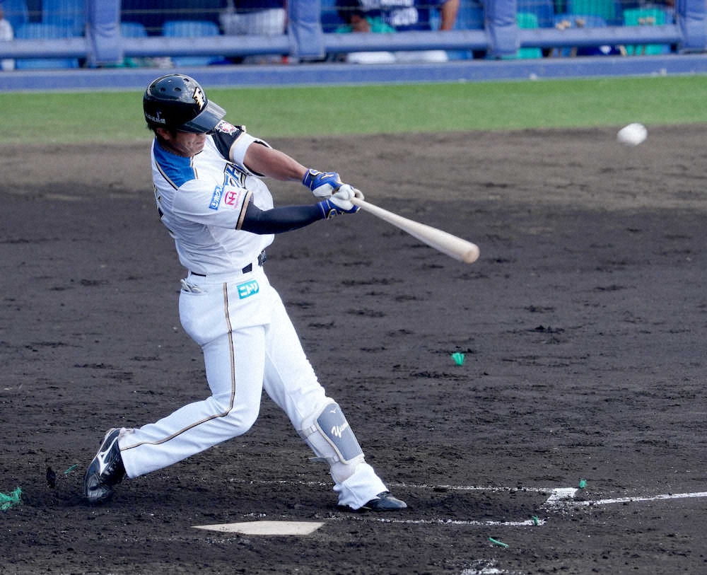 【画像・写真】開幕1軍諦めん！日本ハム6位・今川、自慢の長打力見せたフェン直三塁打　25日紅白戦でラストアピール
