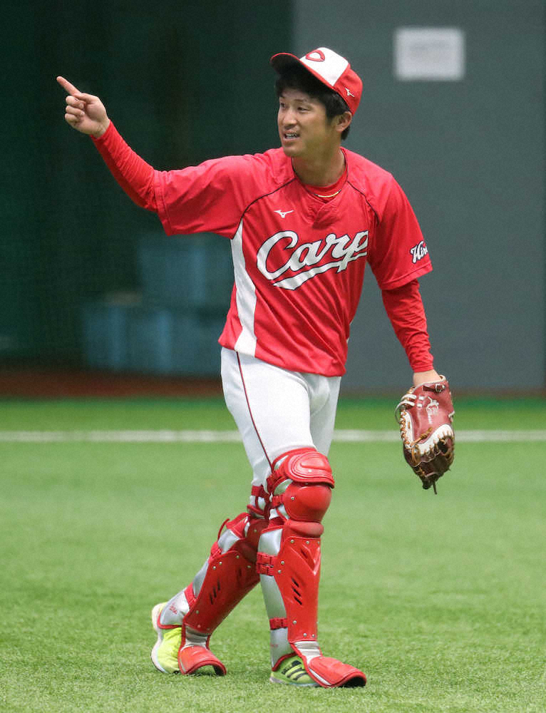 【画像・写真】広島の危機管理　内野が本職の上本&曽根が捕手練習　打てる捕手多数、もつれた試合にらみ秘策