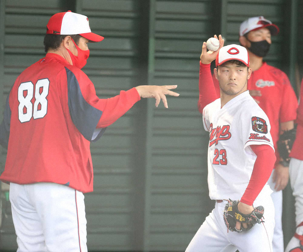 【画像・写真】広島・佐々岡監督　紅白戦大乱調で“強制終了”の薮田に直接指導「体重が前に乗らないから」