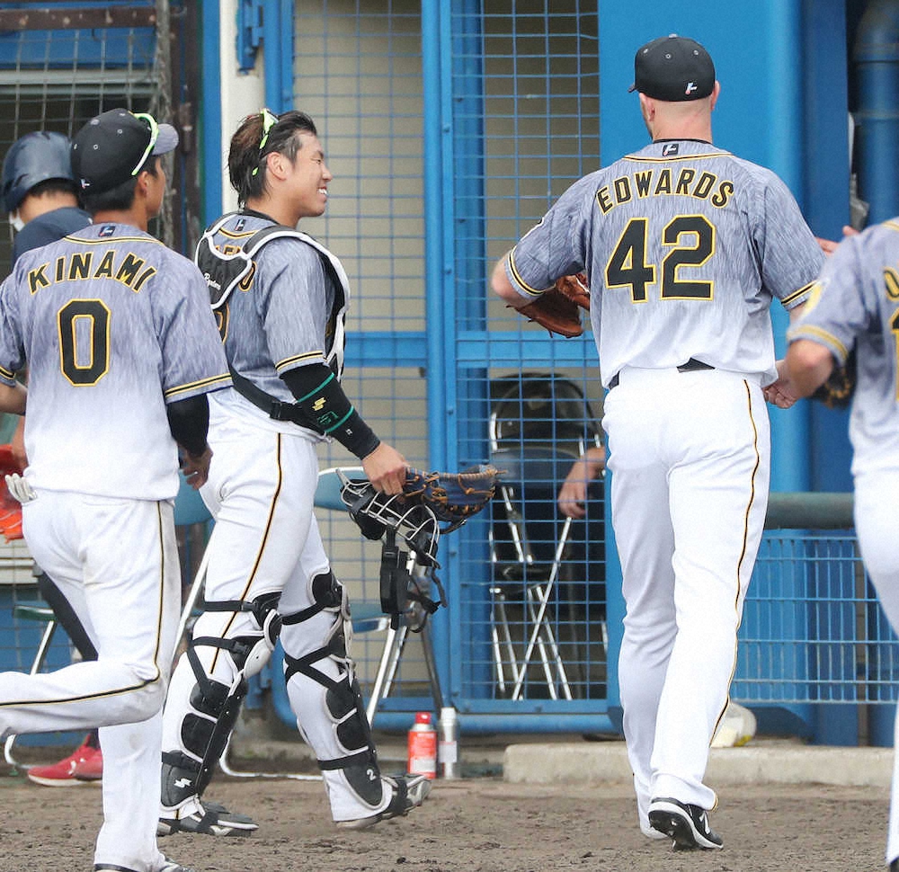 【画像・写真】「梅バズーカ」発動！阪神・梅野が盗塁成功率100％男のルーキー並木を刺した