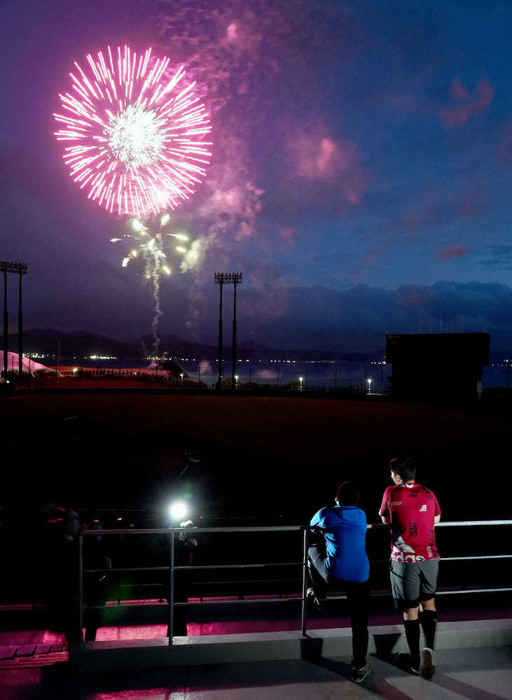 名護市が打ち上げた日本ハムへの感謝の花火を球場から見つめる杉谷（左）と清宮（撮影・沢田　明徳）