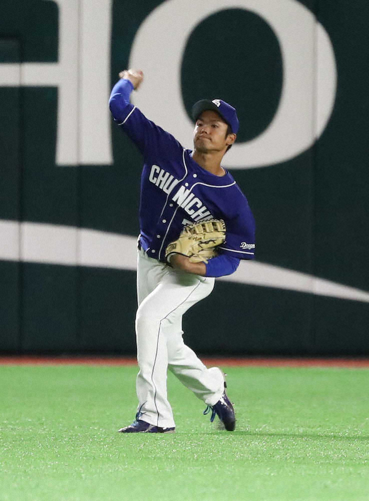 【画像・写真】外野出場の中日・根尾　8回に2点適時打で“アピール”