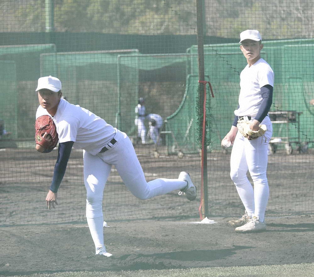 ブルペンで投球練習をする大阪桐蔭の左右二枚看板、松浦慶斗（左）と関戸康介