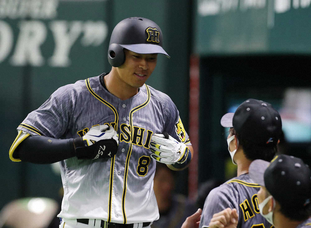 【画像・写真】阪神・佐藤輝が今度は「神様」に並んだ！球団新人では八木裕以来、34年ぶりのOP戦初打席弾