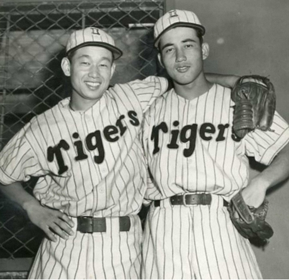 阪神時代の吉田義男氏（左）と三宅秀史さん（1957年撮影）