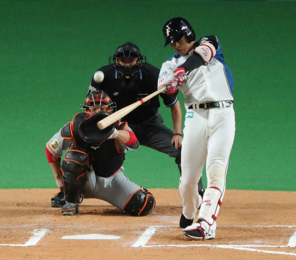 【画像・写真】日本ハム・野村　バックスクリーン左に豪快1号「一発で仕留めることができた」