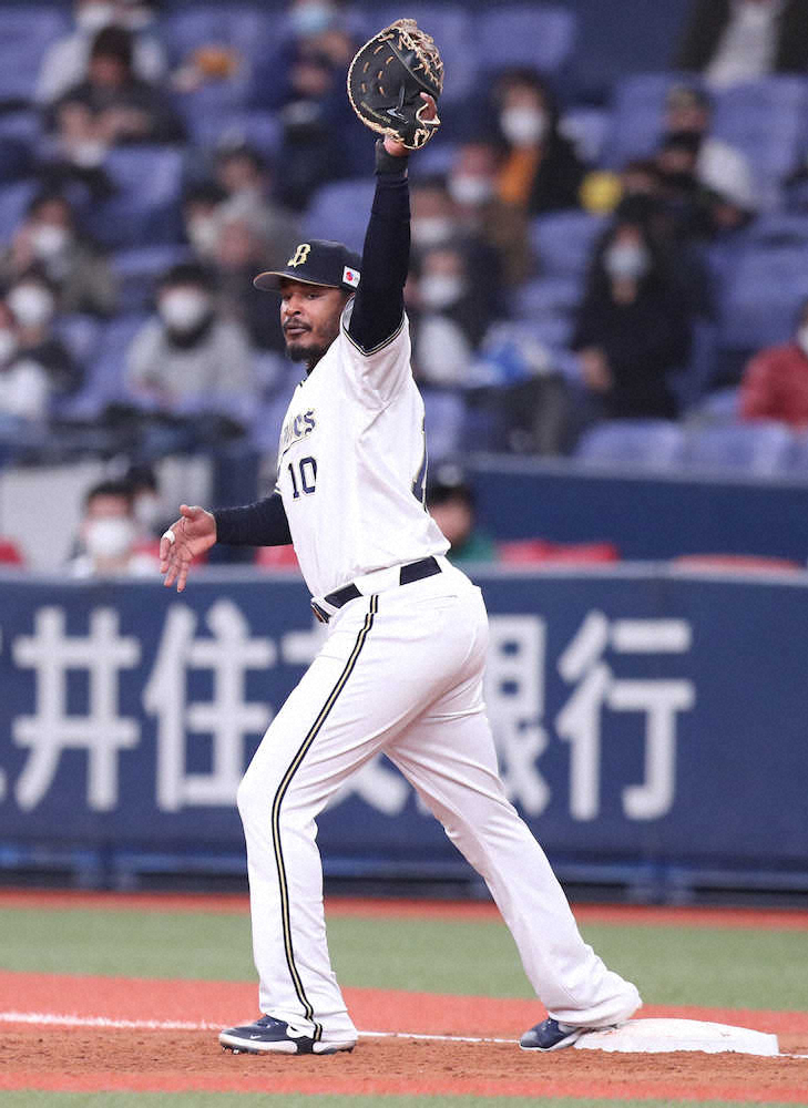 【画像・写真】オリックス　新布陣「一塁・ジョーンズ」をテスト　「最初は緊張した」も、バットでは2打席連続適時打