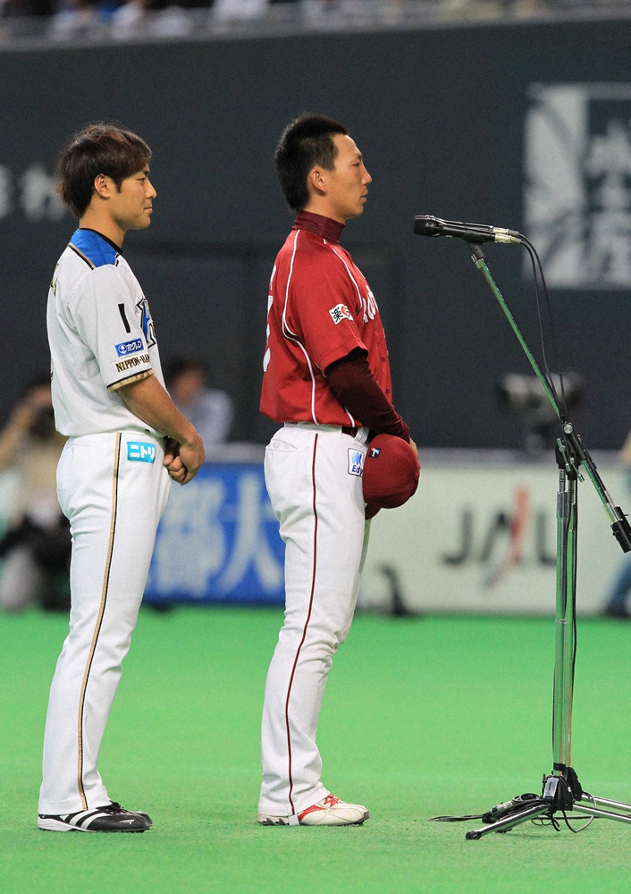 11年4月2日、札幌ドームで行われた慈善試合の前にスピーチを行った嶋（右）