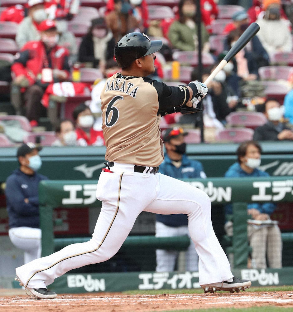 ＜広・日＞4回、中田は左越えにソロ本塁打を放つ（撮影・奥　調）