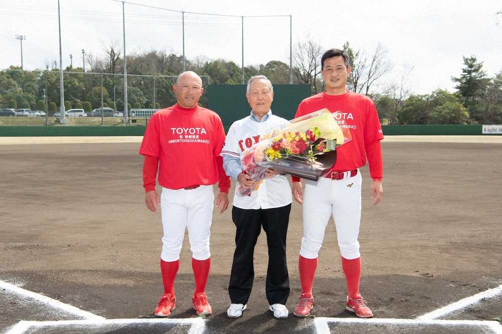 【画像・写真】野球殿堂入りした「レジェンド」川島勝司氏が社会人野球OP戦で始球式「ボールに触れて気持ち良かった」