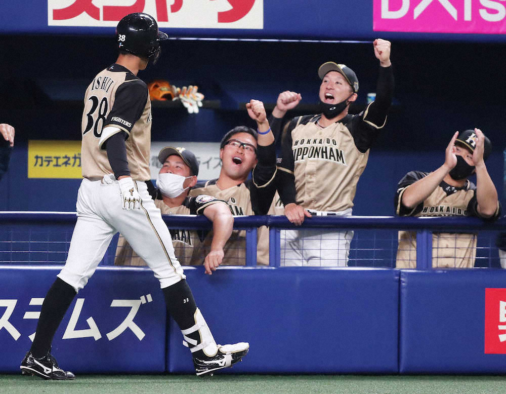 【画像・写真】日本ハム・石井がOP戦1号、4番中田はバックスクリーンへ4号