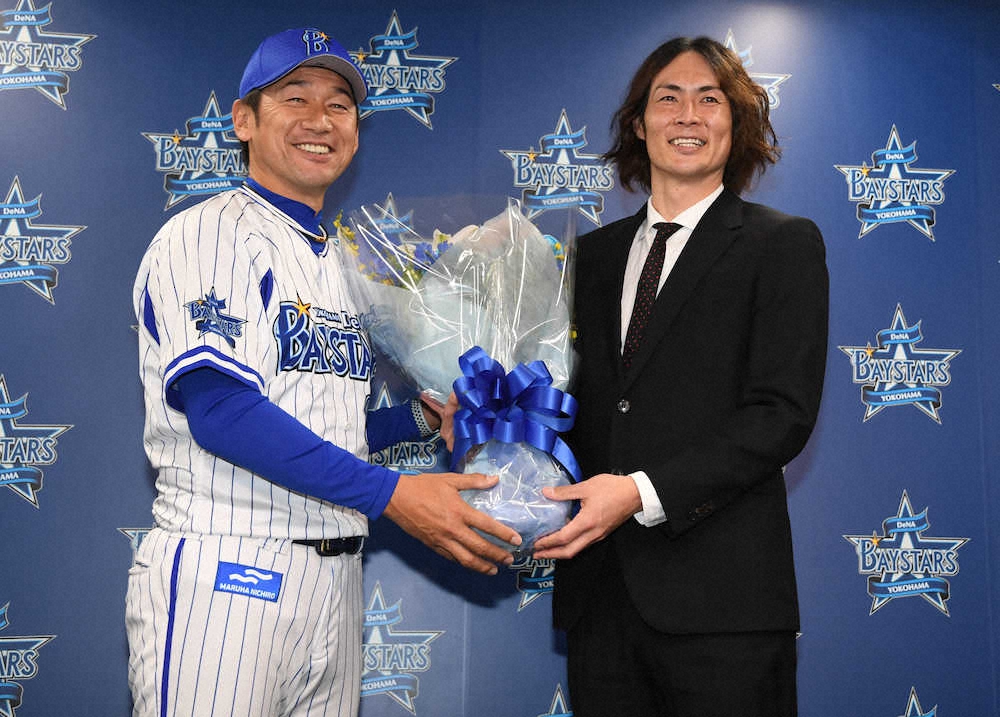 引退会見を行った石川雄洋（右）とサプライズ登場のDeNA・三浦監督