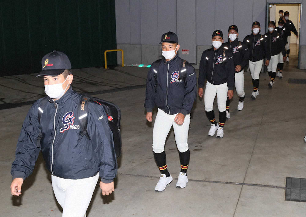 雨天練習を終え、阪神甲子園球場を出る具志川商の選手たち