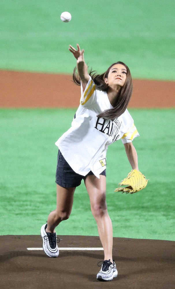 【画像・写真】みちょぱがユニホームにホットパンツ姿でワンバン始球式　「ノーバン、届かず悔しい」