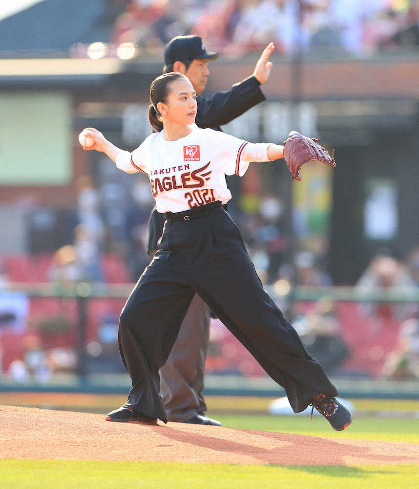 【画像・写真】プロ野球開幕!　パ各球場彩った始球式　みちょぱ、ももクロ、清原果耶が全力投球