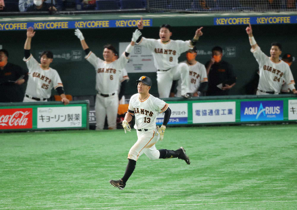 【画像・写真】巨人・梶谷　移籍後初安打は古巣から満塁弾！　巨人ファン待つ右翼席へドカン　戸郷も亀井も大喜び