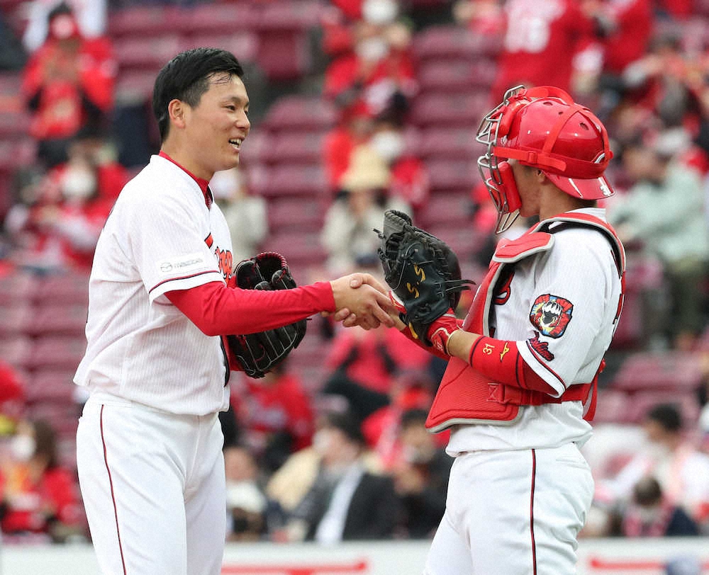 【画像・写真】“やったぞ”ルーキー守護神の広島・栗林　初登板で堂々の初セーブ！　史上5人目の快挙！