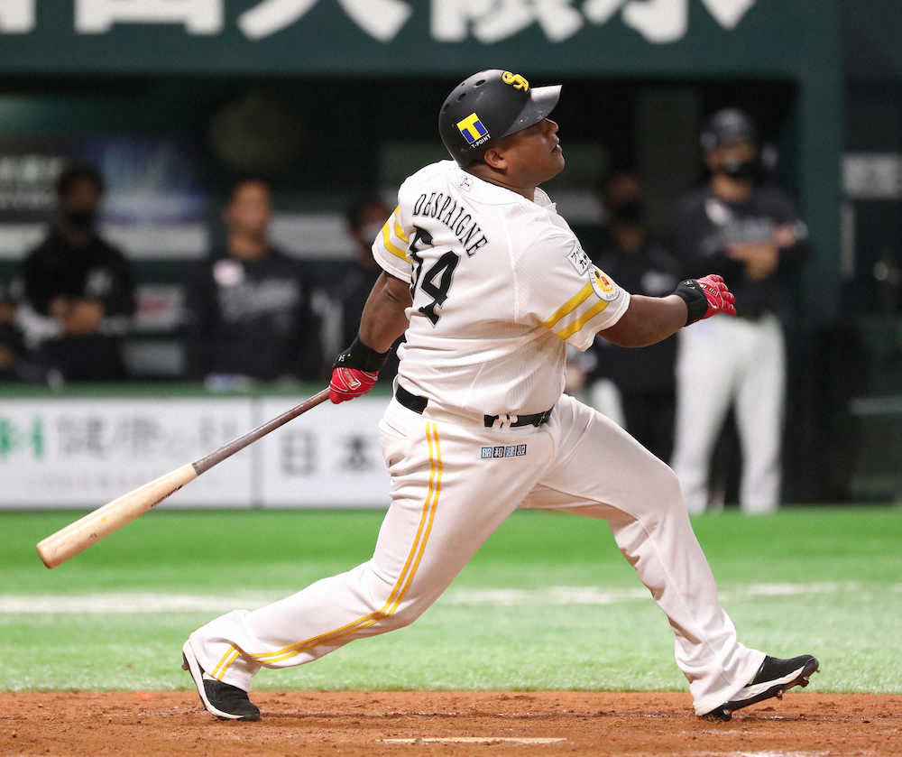 【画像・写真】ソフトバンクのデスパイネ　減量効果？工藤監督と申告体重に食い違いも　キレある動きで2安打