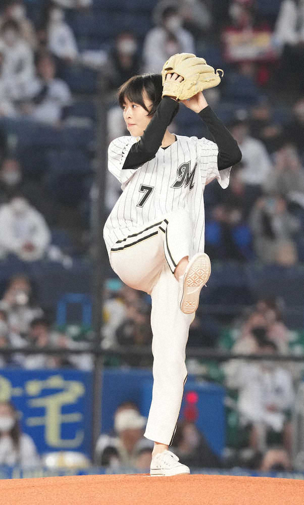 【画像・写真】森七菜、マリンで始球式　「MORI　7」のユニでスリーバウンド投球　「想いを込めて…」