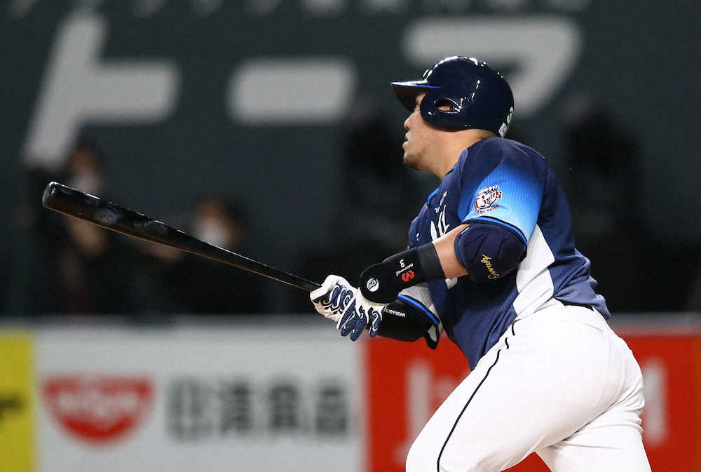 【画像・写真】西武・山川が初回に先制1号2ランもアクシデント発生　歩きながら生還　裏の守備から途中交代