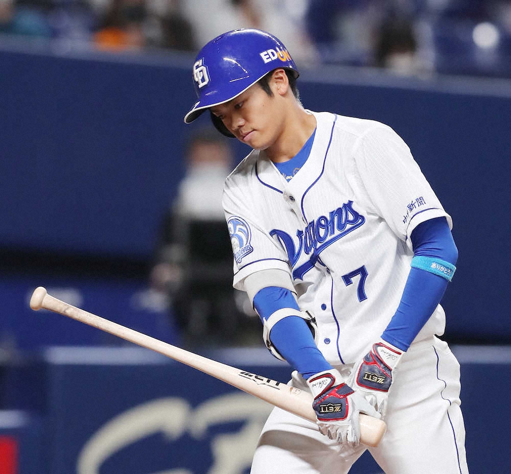 【画像・写真】＜中・巨（3）＞6回2死一塁、根尾は空振り三振に倒れ、バットを叩き悔しがる（撮影・椎名　航）