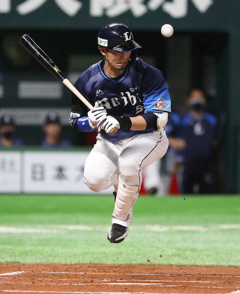 【画像・写真】西武・外崎　押し出し死球で先制も負傷交代