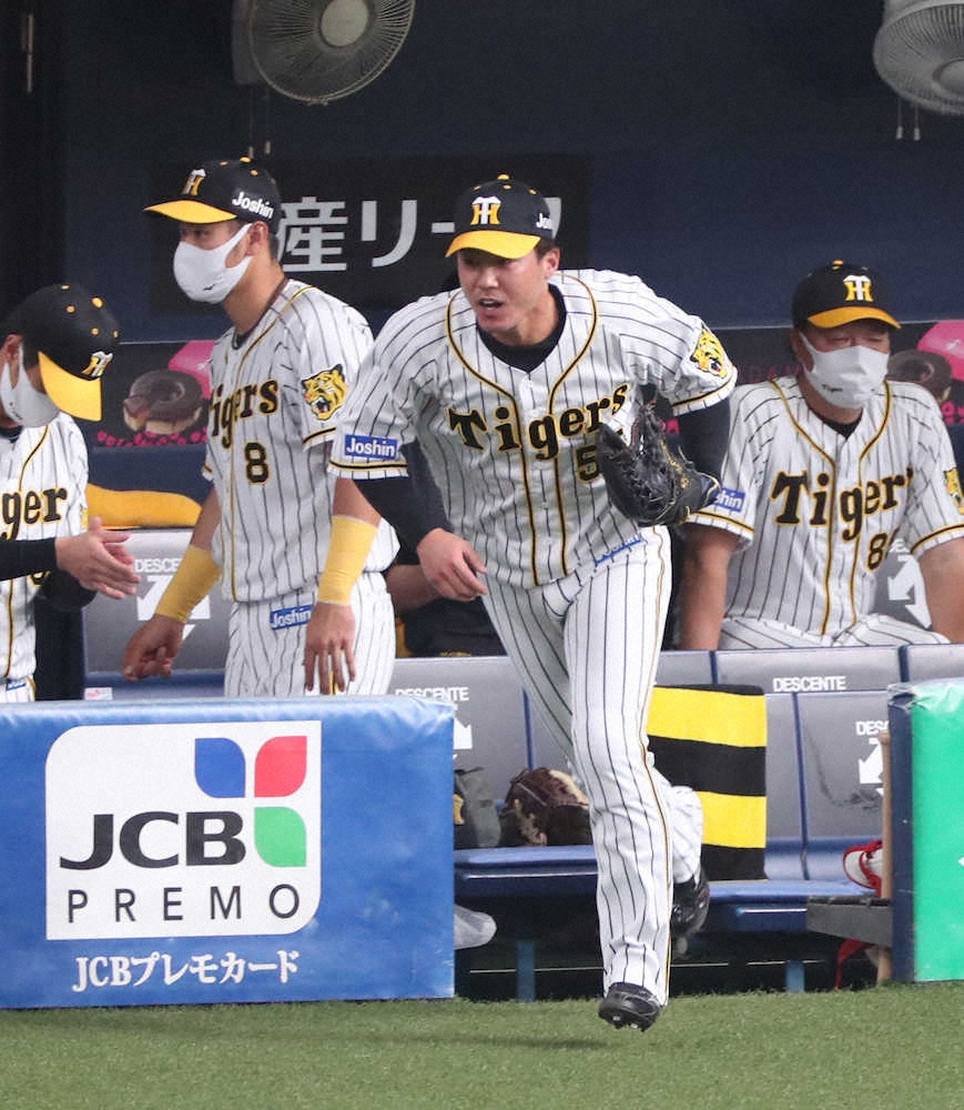 【画像・写真】阪神・陽川が豪快な“珍打”　打球が京セラDの天井に当たり落ちてこず
