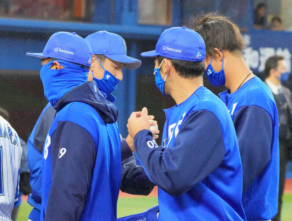 D 広 阪口 右 にウイニングボールを手渡す三浦監督 撮影 島崎忠彦 スポニチ Sponichi Annex 野球