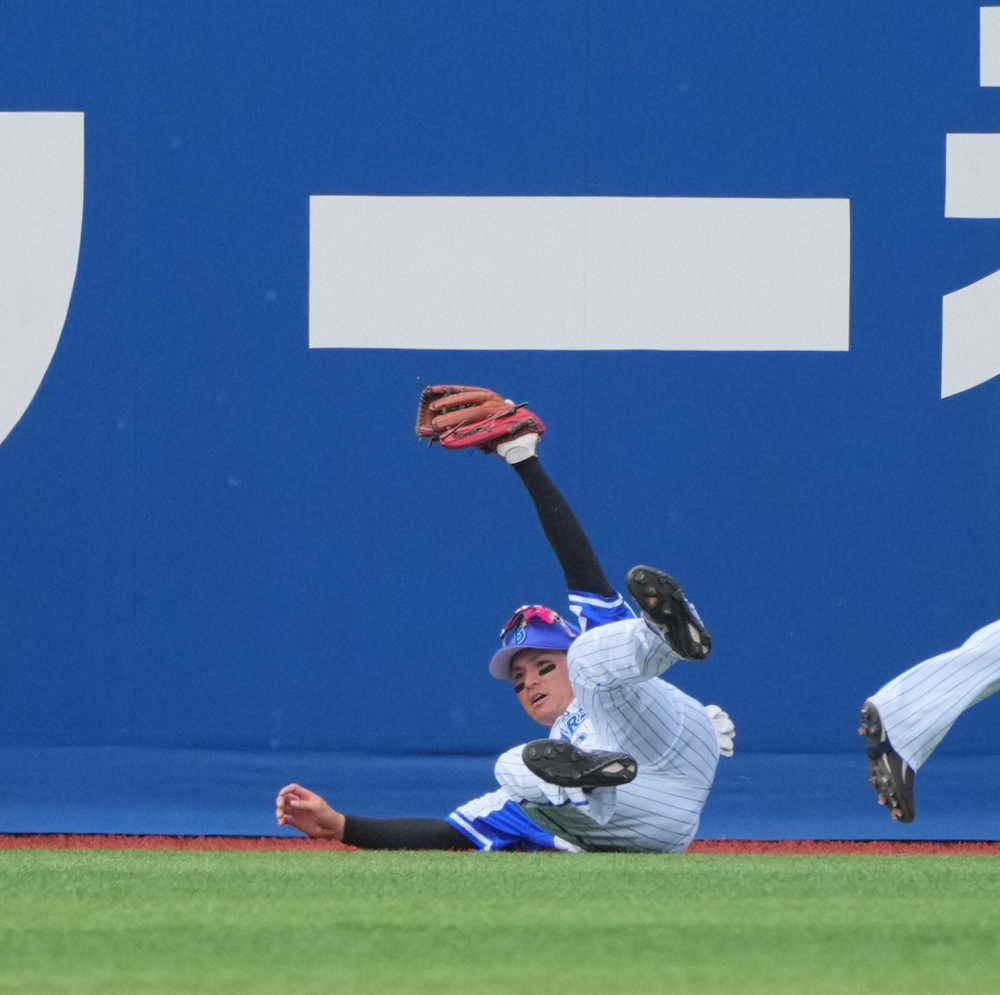【画像・写真】DeNA・神里、今季初スタメン起用に応えた！先制弾直後に横っ跳びキャッチ「ちょっと今、体痛いです」