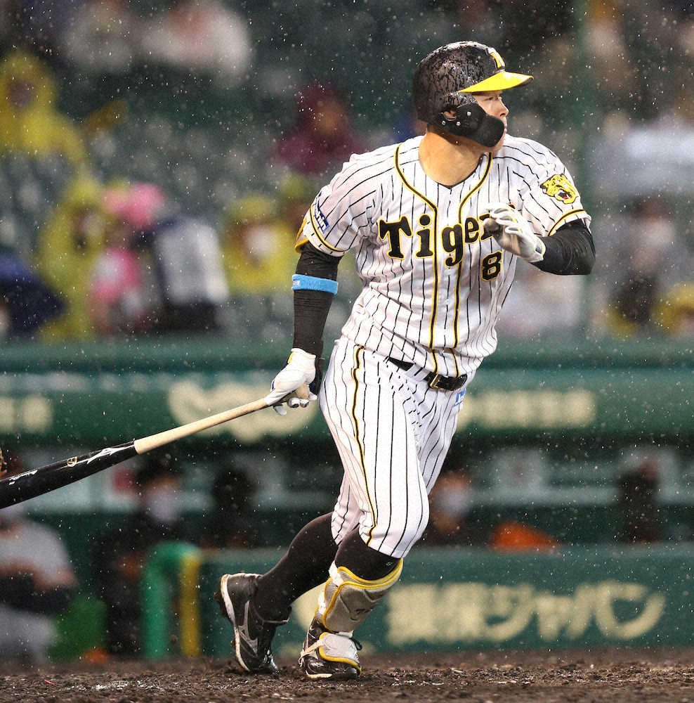 【画像・写真】阪神・佐藤輝　甲子園初打席でいきなり安打！　梅野の先制打呼び込む