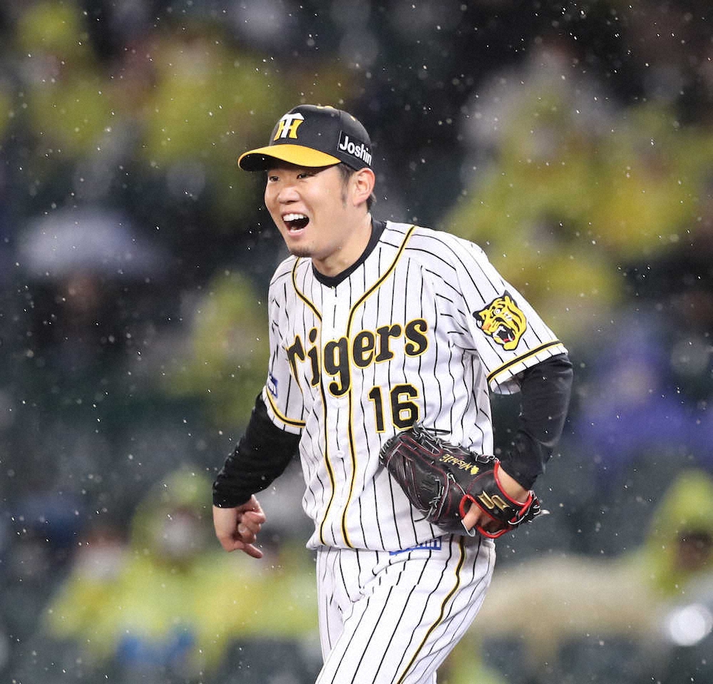 【画像・写真】＜神・巨＞笑顔でバックに声をかける西勇輝（撮影・大森　寛明）