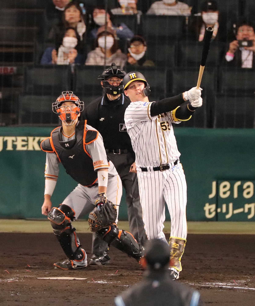 【画像・写真】一発を目で楽しむ時代だ　今季から本塁打のデータ表示される甲子園で阪神・サンズが「開店1号」