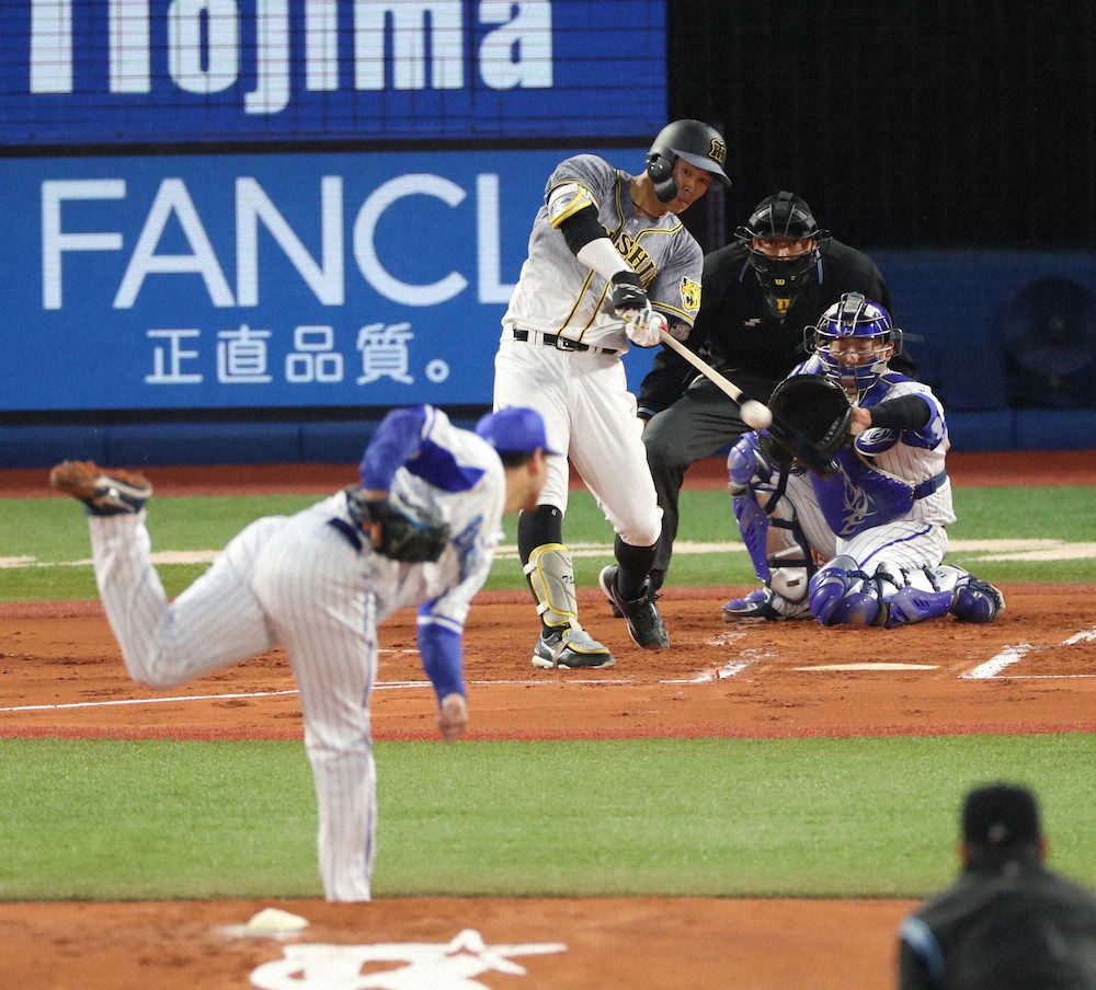 【画像・写真】阪神・佐藤輝に「快音」戻った　第1打席に右前打　試合前に受けた密着指導の「効果」さっそく