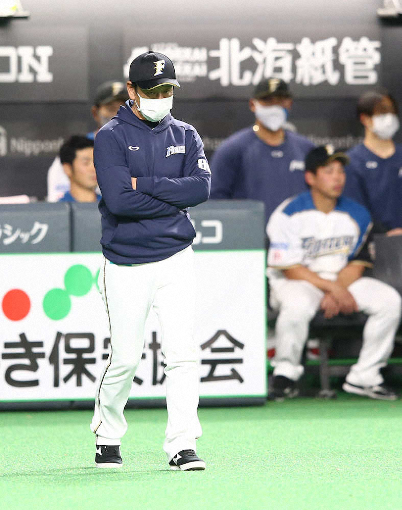 【画像・写真】【隠しマイク】DeNA・上茶谷　誰のモノマネをしていたか聞かれ「今日は自分の素振りです」