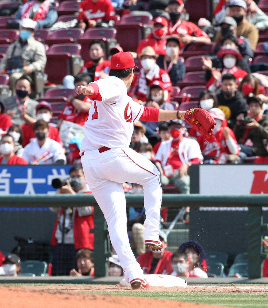 【画像・写真】広島ベンチひやり…先発右腕・九里が打者走者と交錯して転倒　治療後、マウンドに上がってホッ