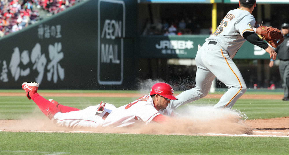【画像・写真】広島・菊池涼　一塁ヘッスラで内野安打、開幕15試合連続安打に伸ばす　岡本和が素手捕球もセーフ