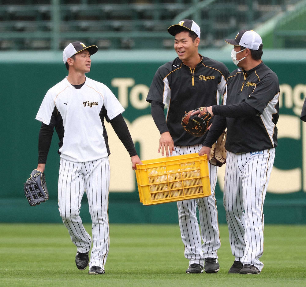 【画像・写真】雨天中止の喪失感を埋める阪神・佐藤輝のハート　「気は優しくて力持ち」を地でいく2枚の写真