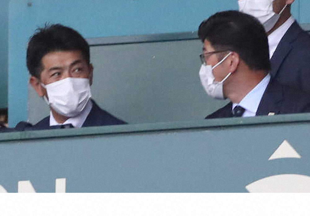 【画像・写真】甲子園球場を訪れた侍ジャパンの稲葉監督（左）