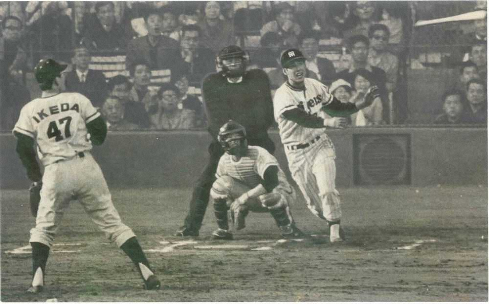 左翼席へプロ初本塁打を放つ田淵幸一（1969年4月13日、甲子園球場）