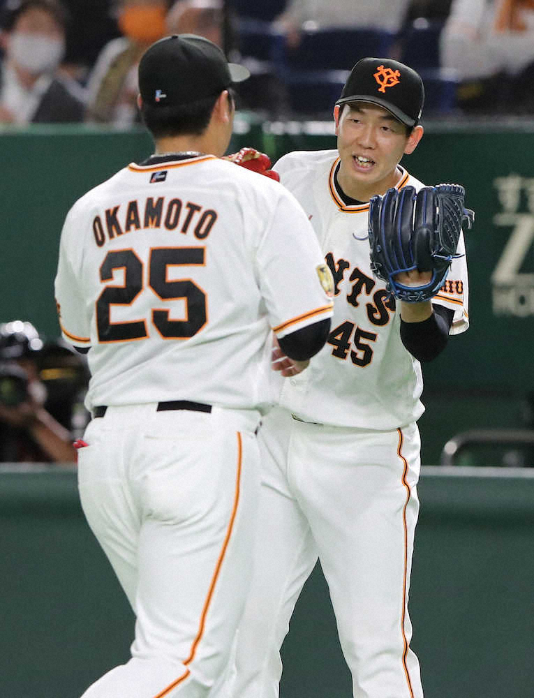 巨 中 6回を終え 岡本和 左 とタッチを交わす畠 撮影 吉田 剛 スポニチ Sponichi Annex 野球