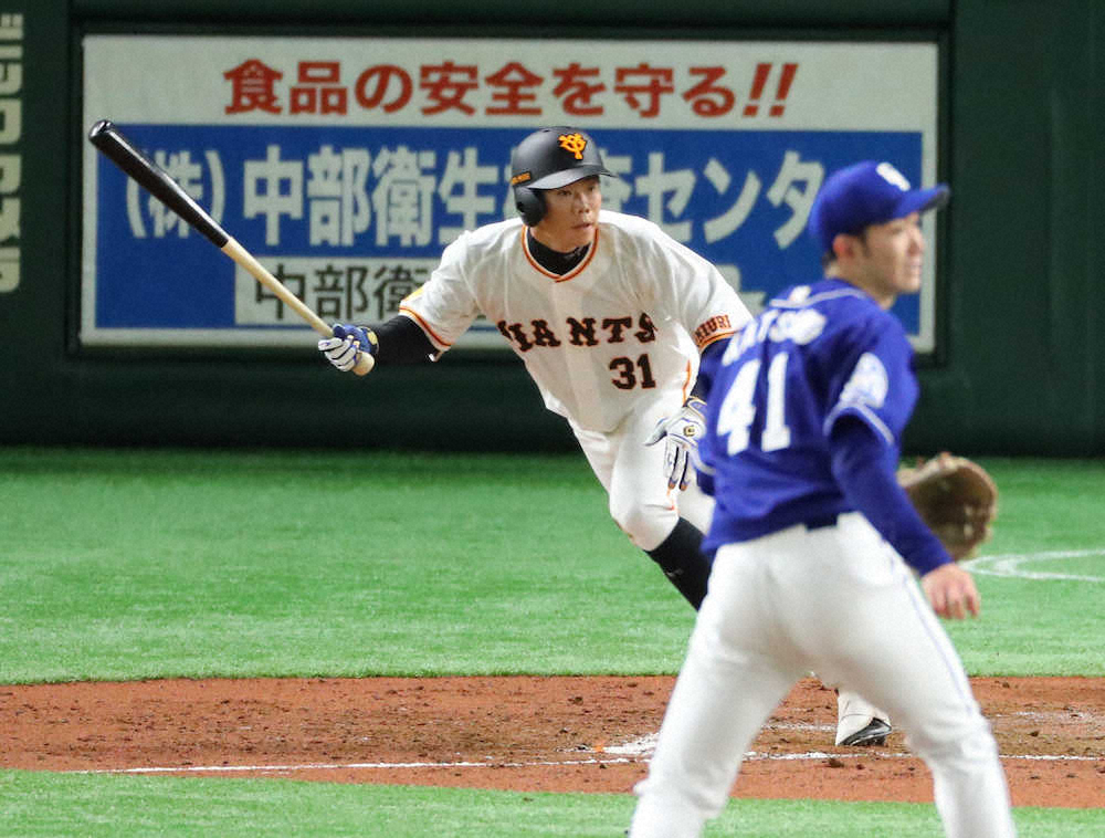 【画像・写真】巨人・松原「何とかカバーしてやろうと思って」　目の前で3バント失敗の畠に送る先制打　畠は最敬礼で感謝