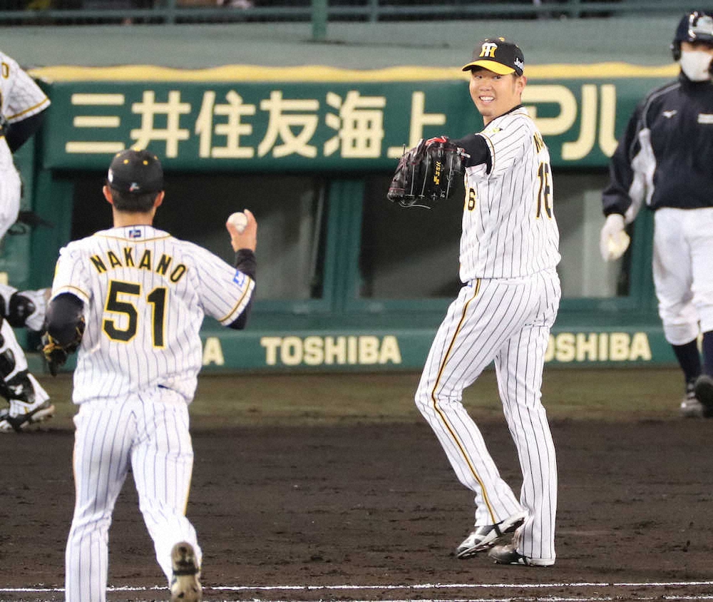 【画像・写真】＜神・広（4）＞　4回を投げ終え、笑顔の西勇（左は中野）　（撮影・成瀬　徹）　