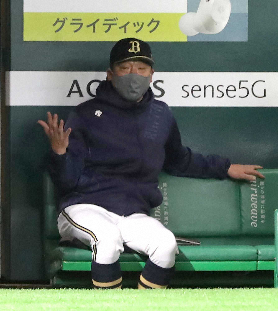 【画像・写真】＜ソ・オ＞5回に4点を取られガックリの中嶋監督（撮影・中村達也）